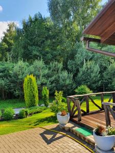 希卢泰Privatus namas的花园内种有两株盆栽植物的木甲板