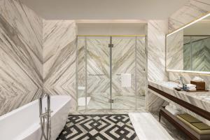 印多尔印多尔万豪酒店的带淋浴、浴缸和盥洗盆的浴室