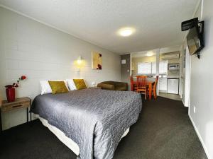 旺阿雷大陆汽车旅馆的一间卧室配有一张床、一间厨房和一张桌子