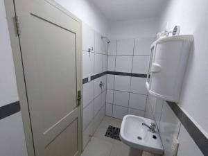 塔里哈Acogedor Monoambiente en Tarija的白色的浴室设有水槽和卫生间。