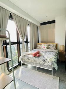 悉尼Central Apartment St Leonards的一间卧室设有一张床和一个大窗户