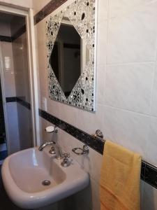 上格拉西亚La casa de Lily的一间带水槽和镜子的浴室