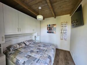 塞斯特雷Moda Apartments 01的一间卧室设有一张床和木制天花板