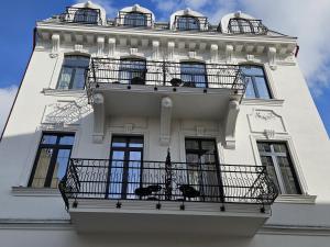 康斯坦察Tomis’ Dreams的白色的建筑,上面设有阳台