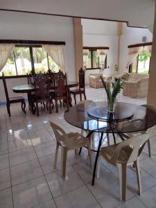 CapulCapul Beach Resort的客厅配有桌椅和沙发