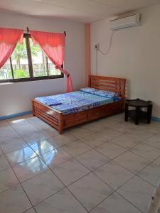 CapulCapul Beach Resort的一间卧室,卧室内配有一张木床