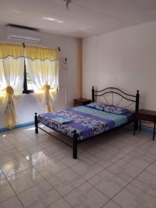 CapulCapul Beach Resort的一间卧室设有一张床和一个窗口