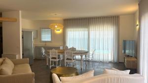 卡斯特尔萨多Primaguadia Luxury Villa的一间带桌子的客厅和一间餐厅