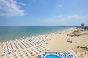 阳光海滩Blue Pearl Hotel - Ultra All - Inclusive的享有海滩上方的遮阳伞和海洋美景