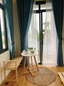 顺化卡萨布兰卡酒店的窗户房间里一张桌子和一把椅子
