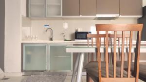 吉隆坡The Common Room @ Regalia的厨房配有柜台、椅子和水槽