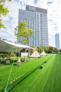深圳深圳益田威斯汀酒店的草场上的一个帐篷,有一座高大的建筑