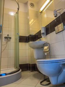鲁达希隆斯卡Hotel Adria的浴室配有卫生间、盥洗盆和淋浴。