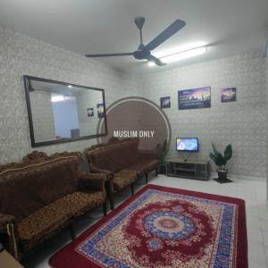 玻璃市港口THIFFAH HOMESTAY KUALA PERLIS的带沙发、镜子和地毯的等候室