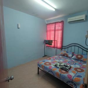 玻璃市港口THIFFAH HOMESTAY KUALA PERLIS的一间卧室设有一张床和一个红色的窗户