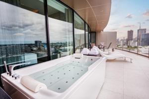曼谷曼谷瓦利亞酒店 (Valia Hotel Bangkok)的一间带浴缸的浴室,享有城市美景
