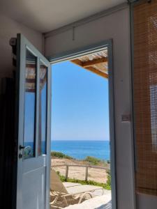 MaroniSummer Dream Cyprus的享有海景的开放式门