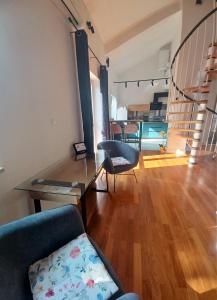 布泽特Stunning new apartment in centre of Buzet的客厅配有沙发和桌子