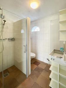 伊皮Uylkenshof safaritenten en natuurhuisjes的带淋浴和卫生间的浴室