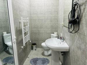 瓦尔齐亚Hotel Vardzia Terrace的浴室配有白色水槽和卫生间。