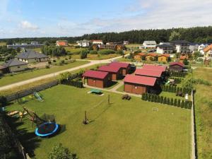 乌斯特卡Domki WIKA 2的享有农场空中美景,设有游乐场