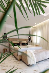纳克索乔拉Olvos Suite的一间带两张床的卧室和植物