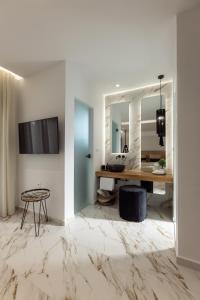 纳克索乔拉Olvos Suite的配有桌子和镜子的房间