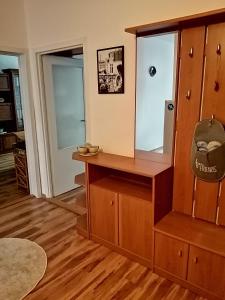 科马尔诺Apartman Classic的一间设有梳妆台和镜子的客房