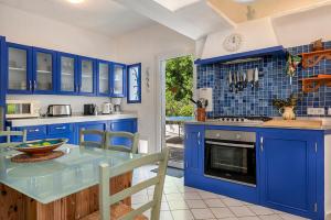 卡拉达沃Ca Na Loulou的厨房配有蓝色橱柜和蓝色台面