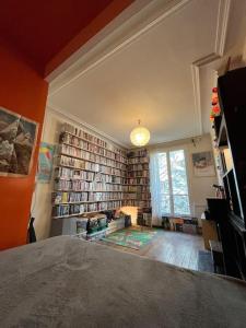 巴黎Apartment near Montmartre(2 rooms!)的客厅设有大型书墙