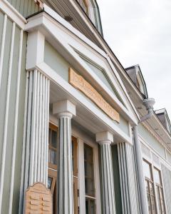 约恩苏Johanssonin talo 1849的白色柱子的建筑,上面有标志