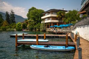 贝特纳斯科杰德维尼多酒店的几艘船坐在度假村的水面上