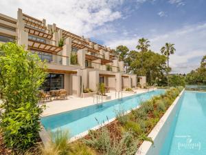 古维亚Dreams Corfu Resort & Spa - All Inclusive的享有带游泳池的别墅外景