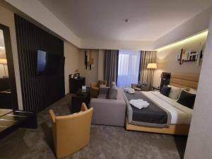 阿斯塔纳Comfort Hotel Astana的酒店客房设有一张大床和一张沙发。