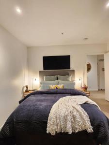黄金海岸Broadbeach Business or Leisure的一间卧室配有一张大床和黑色毯子