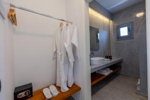 卡特瑞杜斯Bonsai Luxury Suites的一间带水槽和镜子的浴室
