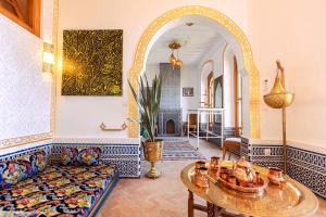丹吉尔Riad Villa with Mediterranean Sea Views of Spain and Gibraltar的客厅配有沙发和桌子