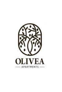 维利波吉Olivea Apartments的圆环标志中的一棵老树