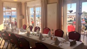 格洛米茨格勒米茨酒店的配有红色椅子的长桌客房