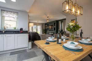 Ravensworth3 Mill Cottages的厨房以及带木桌的用餐室。