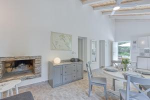 康斯基Eco House Casa Grigia - Happy Rentals的客厅设有壁炉、桌子和椅子