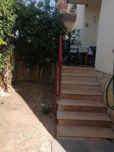 莱斯卡瑟斯-达尔卡纳Apartamento con piscina的通往带红色围栏的房子的楼梯