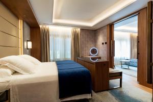 马德里Wellington Hotel & Spa Madrid的一间酒店客房 - 带一张床和一间浴室