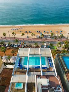 罗列特海岸马索尔酒店的享有海滩美景,设有游泳池