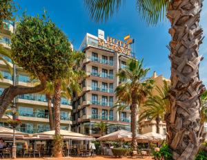 罗列特海岸马索尔酒店的前面有棕榈树的酒店