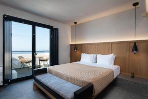 皮尔戈斯La Torretta的一间卧室配有一张床,享有海景