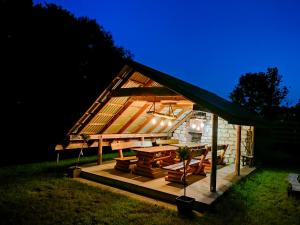 PisklakiLeśne zacisze-pole namiotowe的一个带野餐桌和帐篷的小房子