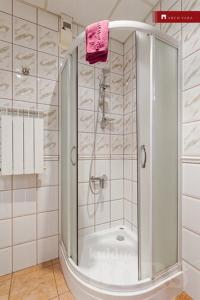 IruUrusel Hostel的浴室里设有玻璃门淋浴