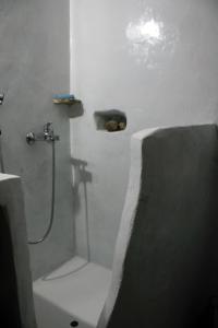 MandrákionVolcano View Nisyros的带淋浴、卫生间和盥洗盆的浴室