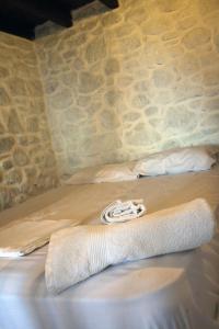 MandrákionVolcano View Nisyros的房间里的一张床位,上面有毛巾